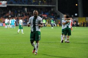 Timsah gol&uuml; atınca teslim olmuyor!