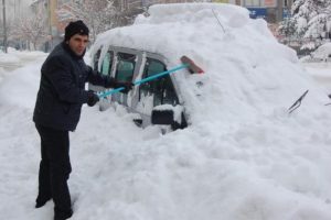 Kar altındaki otomobillerini aradılar