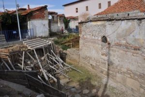 Tarih kaderine terkedildi