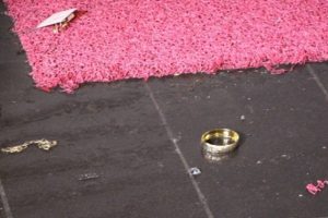 Altınlar sokağa sa&ccedil;ıldı