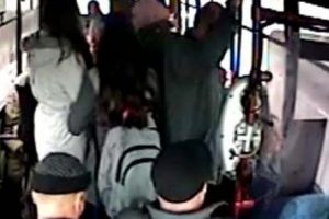 Halk otob&uuml;s&uuml;ndeki yankesicilik g&uuml;venlik kamerasında