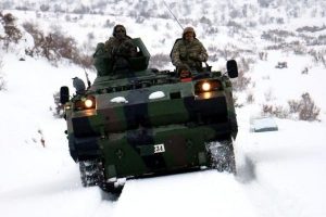 Mehmet&ccedil;ik karda mahsur kalanları kurtardı