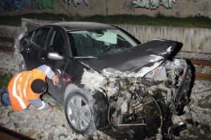 K&ouml;pekten ka&ccedil;an otomobil trene &ccedil;arptı