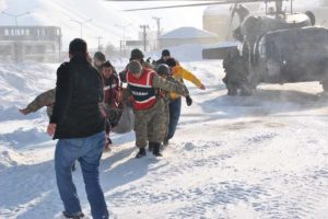 Hamile kadın, askeri helikopterle kurtarıldı