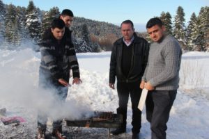 Uludağ'da hem kayak hem mangal keyfi