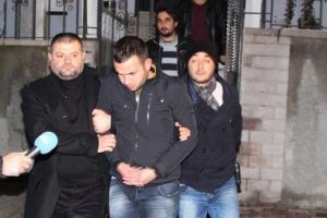 Sevgilisini alıkoyan adamı &ouml;ld&uuml;rd&uuml;