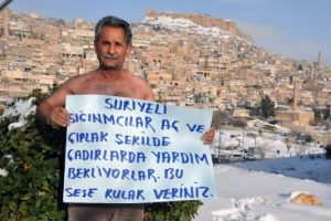 Suriyeli sığınmacılar i&ccedil;in karda &ccedil;ıplak eylem
