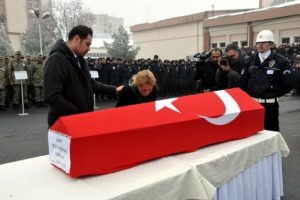 &Ouml;ğrenciler, şehit polis hocalarına ağladı