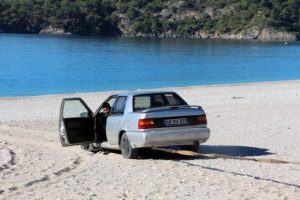 'Otomobile kum ka&ccedil;tı'