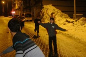 Kar tatilinde &ccedil;ocukların gece kayak keyfi