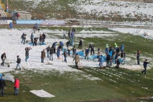 Bandırma Stadı'nda kar mesaisi