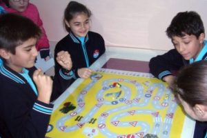 Trafik kurallarına oyunlu eğitim
