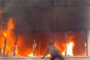 Alevlerin arasından b&ouml;yle atladı