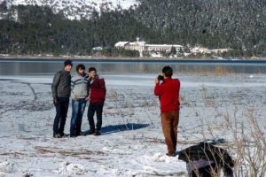 Buz tutan g&ouml;lde hatıra fotoğrafı