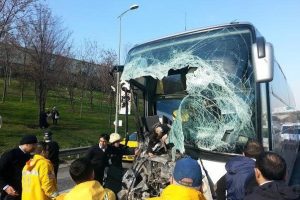 Yolcu otob&uuml;s&uuml; ile hafriyat kamyonu &ccedil;arpıştı