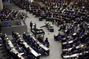 Almanya'da federal h&uuml;k&uuml;mette ilk T&uuml;rkiye k&ouml;kenli bakan