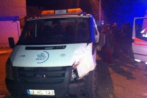 Minib&uuml;s ile kamyonet &ccedil;arpıştı