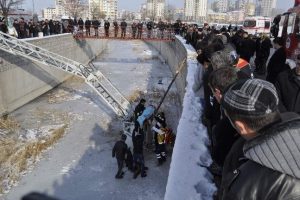 Camdan fırladı kanala u&ccedil;tu
