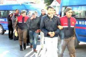 Okul &ouml;nlerinde uyuşturucu satanlar yakalandı