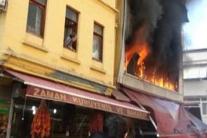 Yanan binanın &uuml;&ccedil;&uuml;nc&uuml; katından atladı