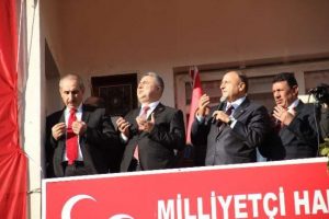 Vural, alandan ge&ccedil;en cenaze i&ccedil;in dua okudu