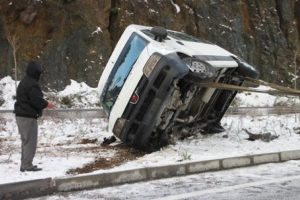 Servis minib&uuml;s&uuml; devrildi: 25 yaralı