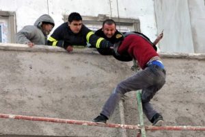 İnşaat iskelesinde 3 saatlik intihar girişimi