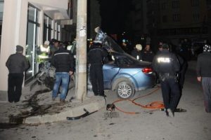 İzmir'de aşırı hız kazası