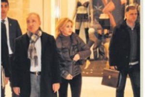 &Uuml;nal Aysal'ı zırhlı &ccedil;anta koruyor