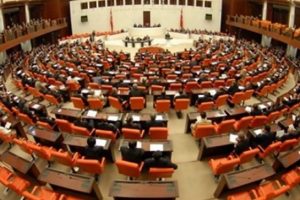 Meclis'te 'kırmızı' protesto