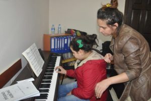 Şırnaklı &ccedil;ocuklar piyano &ouml;ğreniyor