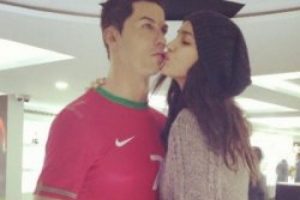 Irina Shayk Ronaldo'nun heykelini &ouml;pt&uuml;