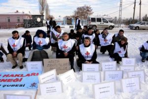 163 mahkum hasta i&ccedil;in '163 dakika oturma eylemi'