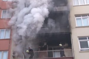 Yangında mahsur kalan fel&ccedil;li vatandaşı itfaiye kurtardı