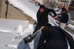 Yağışlar durdu, vatandaşların karla m&uuml;cadelesi başladı