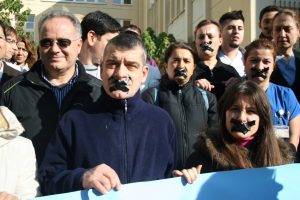 Sağlık&ccedil;ılardan bantlı eylem