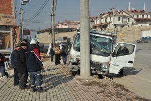 İneg&ouml;l'de kamyonet ve otomobil &ccedil;arpıştı: 4 yaralı