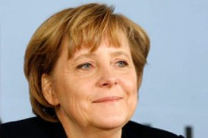 Merkel'in makam aracı kaza yaptı