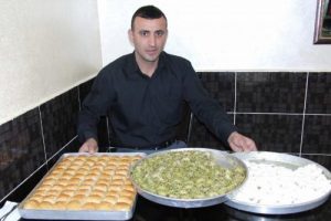 Almanya'nın ilk T&uuml;rk bakanına akrabalarından baklava