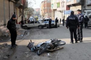 4 kişiyi yaralayan s&uuml;r&uuml;c&uuml; otomobilini bırakıp ka&ccedil;tı