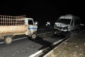 Tur minib&uuml;s&uuml; kamyonetle &ccedil;arpıştı