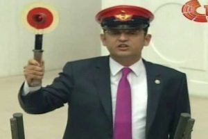 Genel Kurul'da ilgin&ccedil; protesto