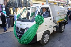 Tarihi &ccedil;arşıya elektrikli atık toplama aracı