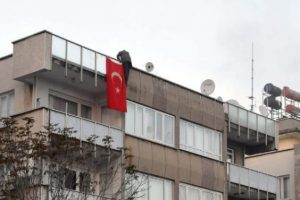 T&uuml;rk bayrağı astığı binanın &ccedil;atısından atlamak istedi