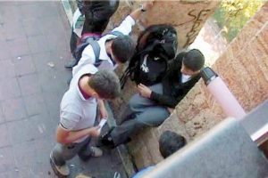 Liseli gen&ccedil;lerin y&uuml;zde 74'&uuml; alkol kullanıyor