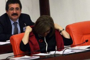 Kadın milletvekillerinden kırmızı fularlı eylem