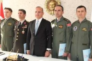 Hayatlarını tehlikeye atan pilotlar &ouml;d&uuml;llendirildi