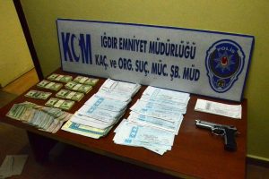 G&uuml;mr&uuml;k memurlarına operasyon: 17 g&ouml;zaltı
