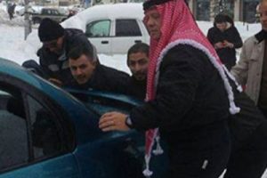 Karda kalan araca 'kral' yardım etti