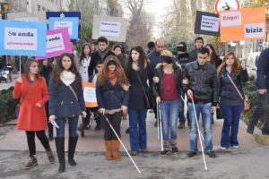 &Ouml;ğrencilerden engellilere siyah bantlı destek